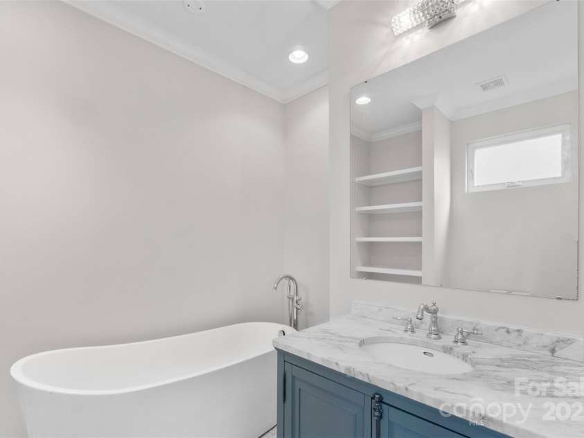 945 Westbrook Drive, Charlotte, NC 28202.  MLS# CAR4313001, YatesRealty ID 21558. 