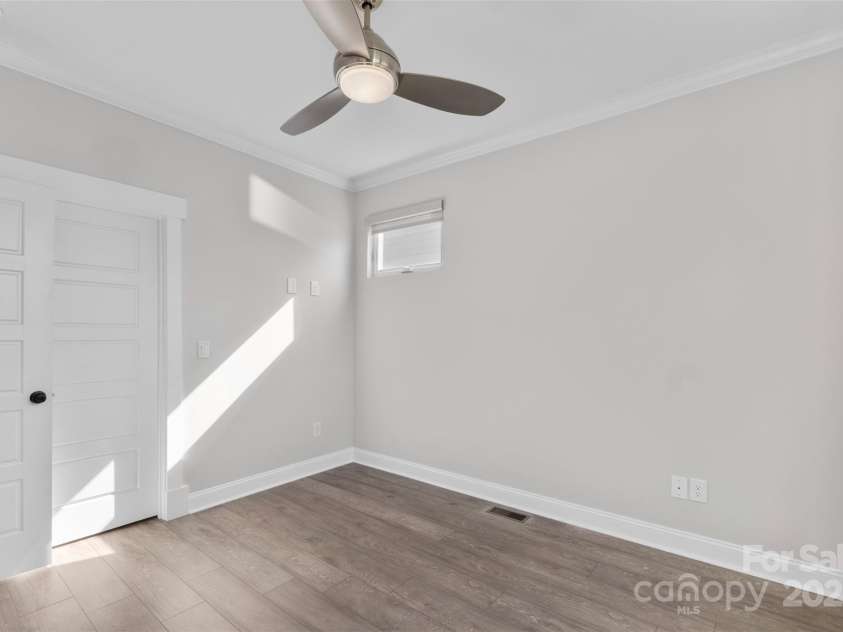 945 Westbrook Drive, Charlotte, NC 28202.  MLS# CAR4313001, YatesRealty ID 21558. 