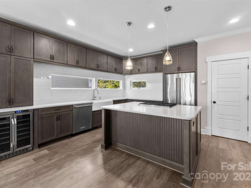 945 Westbrook Drive, Charlotte, NC 28202.  MLS# CAR4313001, YatesRealty ID 21558. 