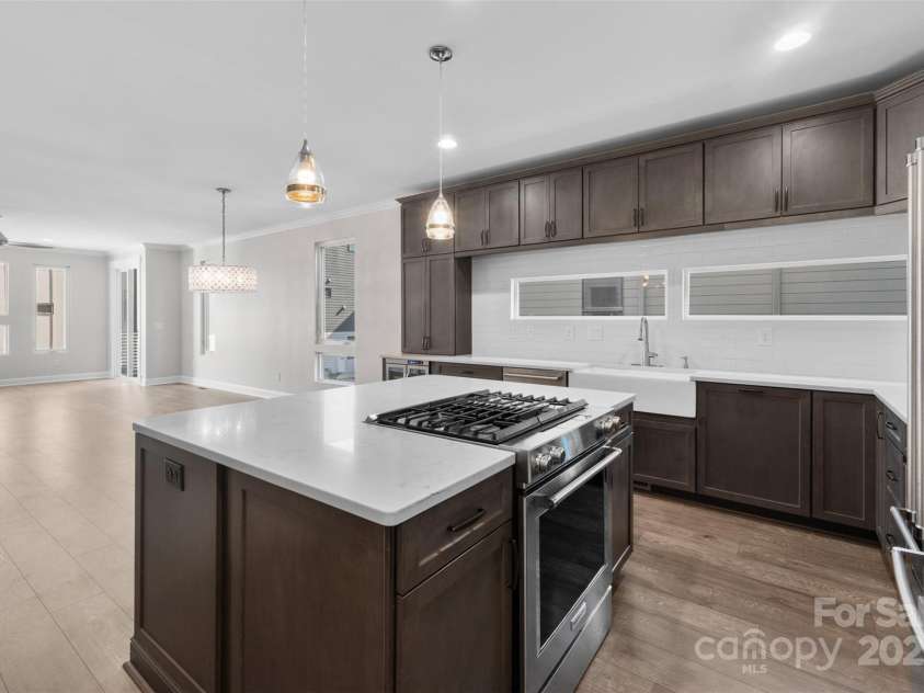 945 Westbrook Drive, Charlotte, NC 28202.  MLS# CAR4313001, YatesRealty ID 21558. 