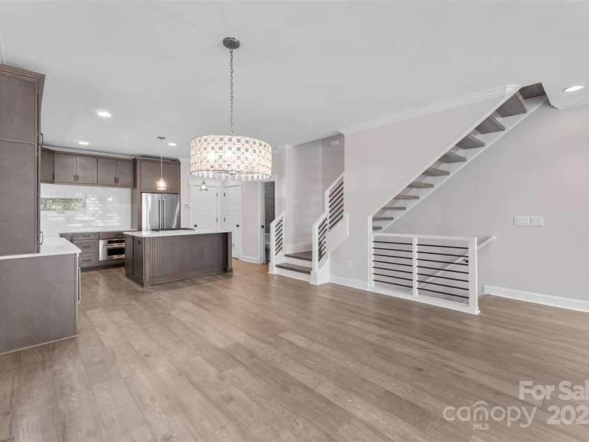 945 Westbrook Drive, Charlotte, NC 28202.  MLS# CAR4313001, YatesRealty ID 21558. 