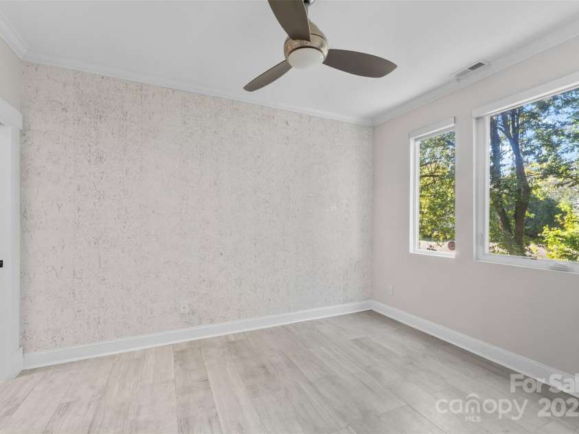 945 Westbrook Drive, Charlotte, NC 28202.  MLS# CAR4313001, YatesRealty ID 21558. 