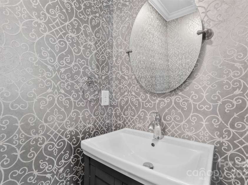 945 Westbrook Drive, Charlotte, NC 28202.  MLS# CAR4313001, YatesRealty ID 21558. 