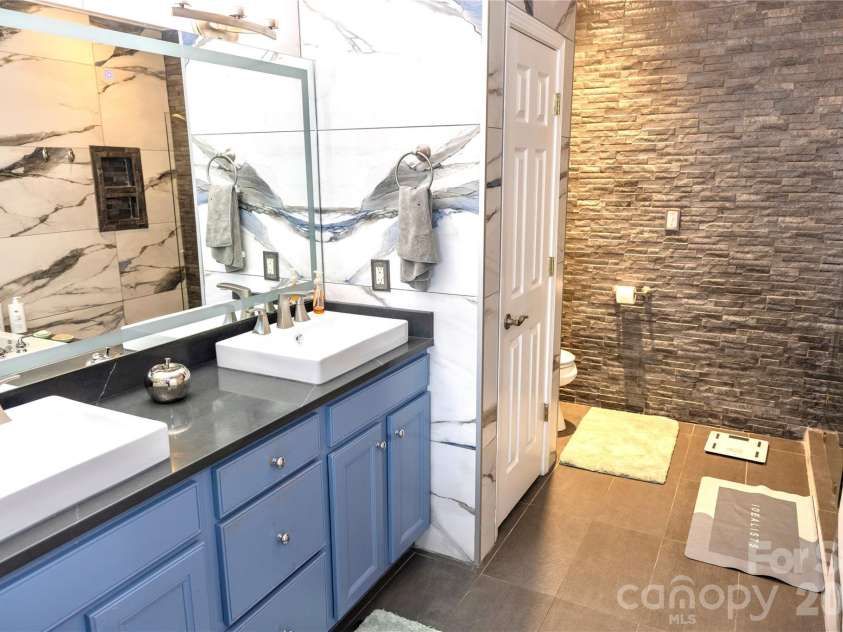 5 Gemini Heights, Weaverville, NC 28787.  MLS# CAR4341848, YatesRealty ID 21565. Main bath