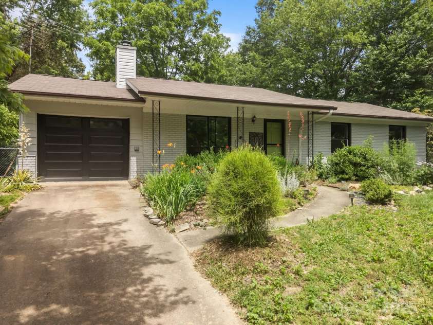 20 Summit Drive, Arden, NC 28704.  MLS# CAR4269140, YatesRealty ID 21568. 