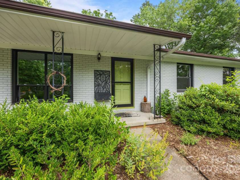 20 Summit Drive, Arden, NC 28704.  MLS# CAR4269140, YatesRealty ID 21568. 