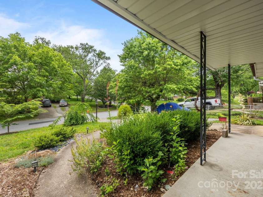 20 Summit Drive, Arden, NC 28704.  MLS# CAR4269140, YatesRealty ID 21568. 