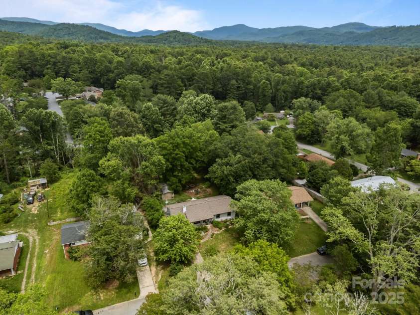 20 Summit Drive, Arden, NC 28704.  MLS# CAR4269140, YatesRealty ID 21568. 