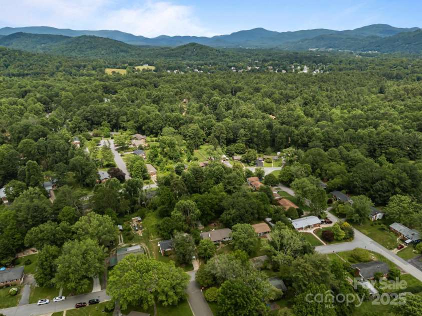 20 Summit Drive, Arden, NC 28704.  MLS# CAR4269140, YatesRealty ID 21568. 