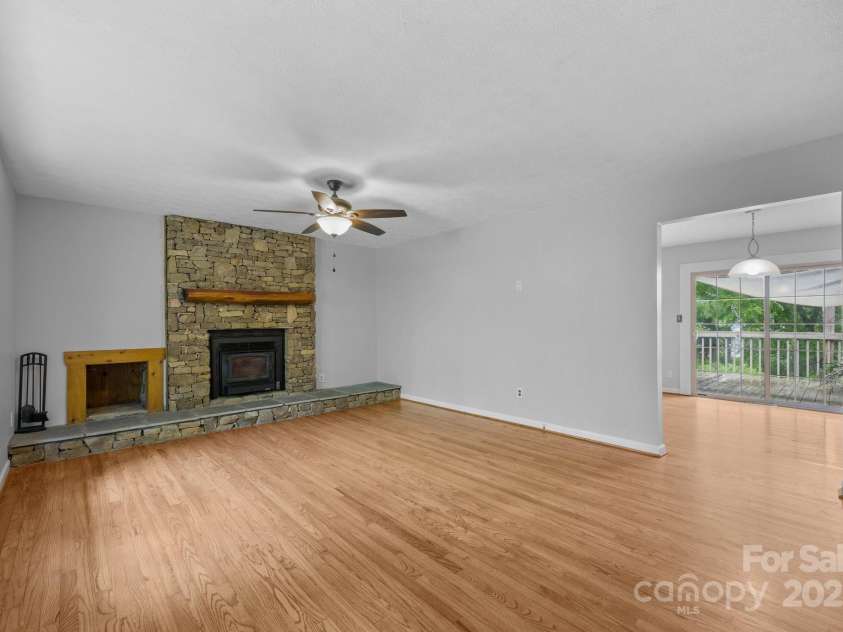 20 Summit Drive, Arden, NC 28704.  MLS# CAR4269140, YatesRealty ID 21568. 
