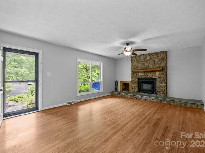 20 Summit Drive, Arden, NC 28704.  MLS# CAR4269140, YatesRealty ID 21568. 