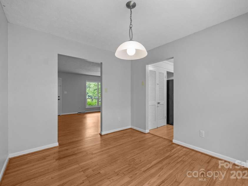 20 Summit Drive, Arden, NC 28704.  MLS# CAR4269140, YatesRealty ID 21568. 