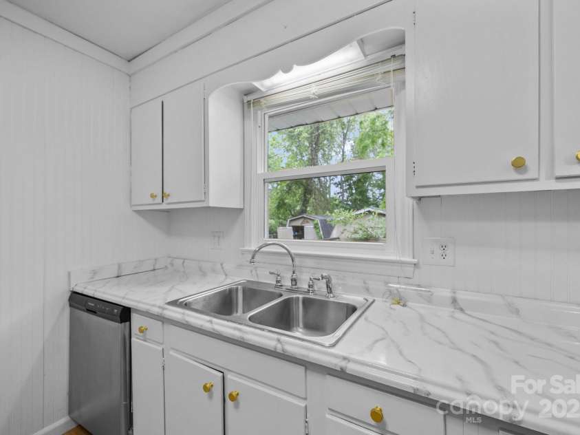 20 Summit Drive, Arden, NC 28704.  MLS# CAR4269140, YatesRealty ID 21568. 