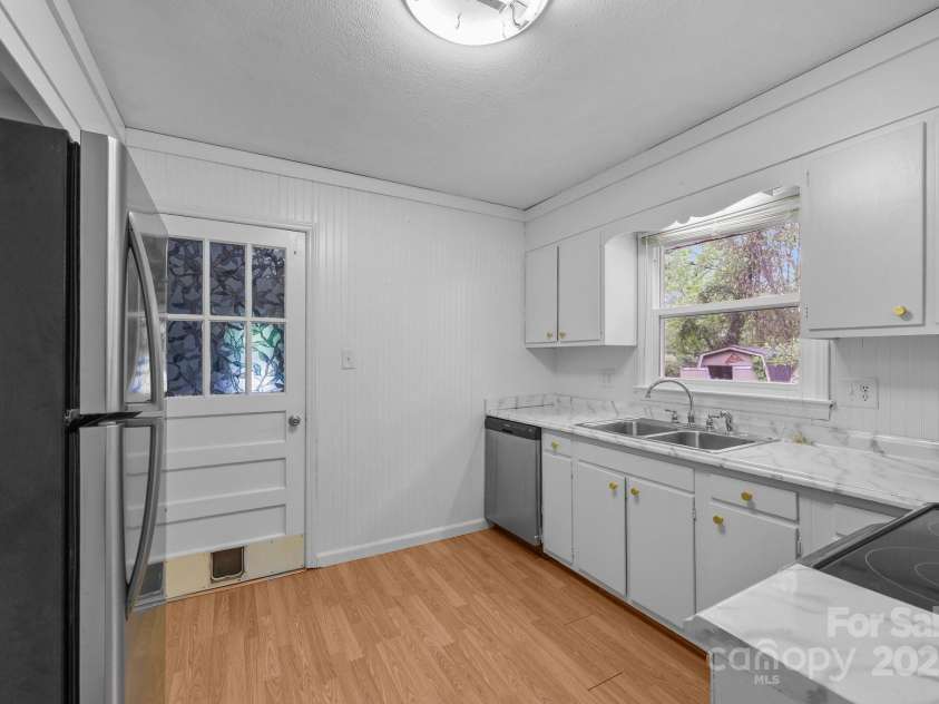 20 Summit Drive, Arden, NC 28704.  MLS# CAR4269140, YatesRealty ID 21568. 