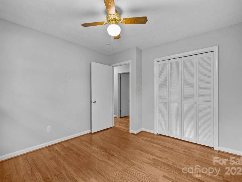 20 Summit Drive, Arden, NC 28704.  MLS# CAR4269140, YatesRealty ID 21568. 