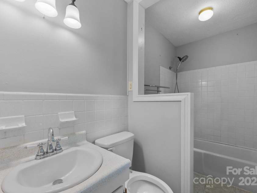 20 Summit Drive, Arden, NC 28704.  MLS# CAR4269140, YatesRealty ID 21568. 