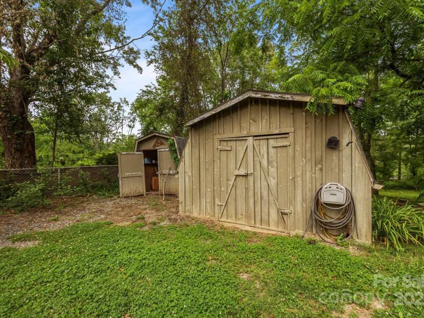 20 Summit Drive, Arden, NC 28704.  MLS# CAR4269140, YatesRealty ID 21568. 