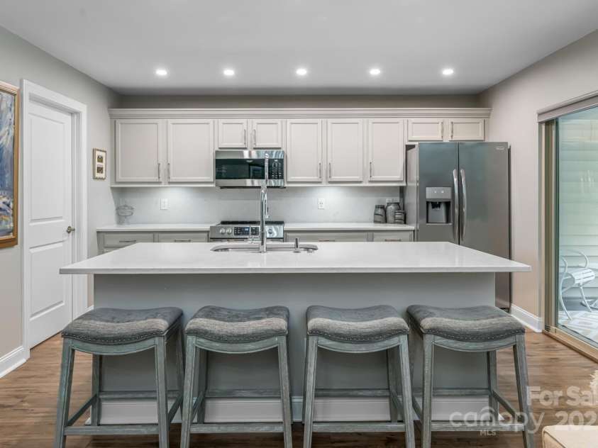 176 B Wash Creek Drive, Hendersonville, NC 28739.  MLS# CAR4269530, YatesRealty ID 21569. 