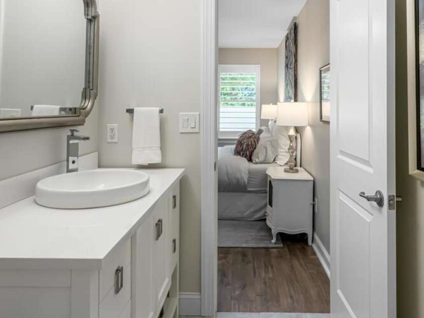 176 B Wash Creek Drive, Hendersonville, NC 28739.  MLS# CAR4269530, YatesRealty ID 21569. 