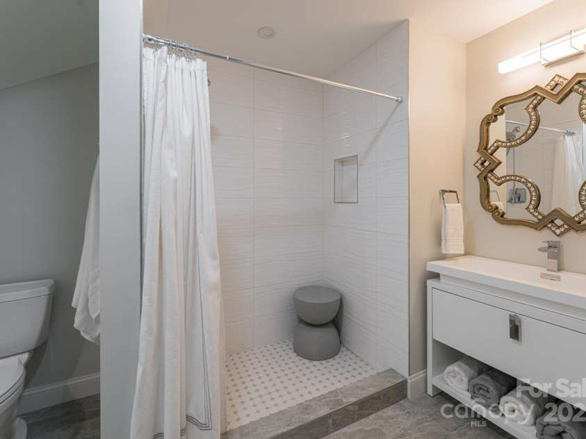 176 B Wash Creek Drive, Hendersonville, NC 28739.  MLS# CAR4269530, YatesRealty ID 21569. 