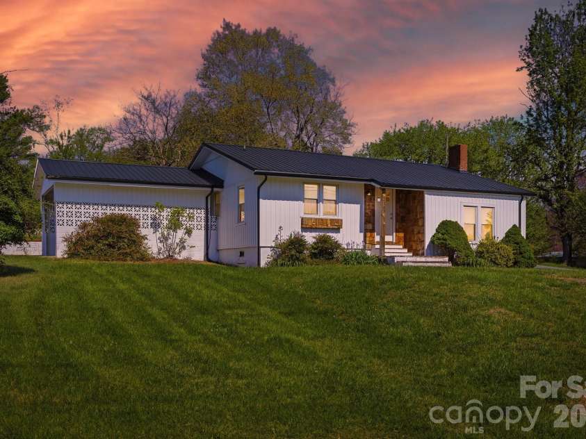 2143 Haven Circle, Lenoir, NC 28645.  MLS# CAR4364098, YatesRealty ID 21569. 