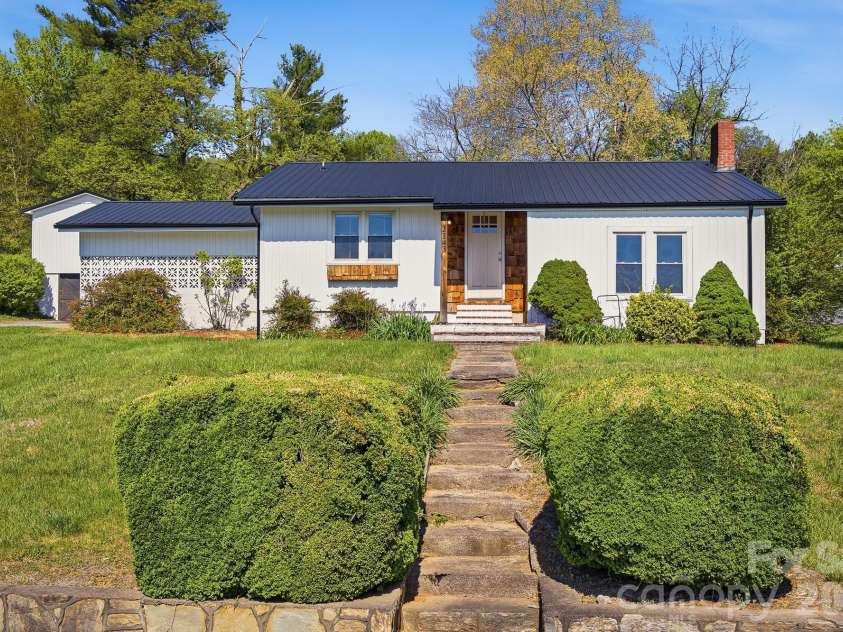 2143 Haven Circle, Lenoir, NC 28645.  MLS# CAR4364098, YatesRealty ID 21569. 