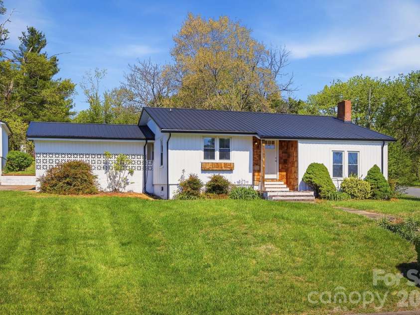 2143 Haven Circle, Lenoir, NC 28645.  MLS# CAR4364098, YatesRealty ID 21569. 