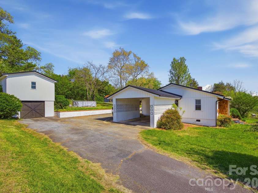 2143 Haven Circle, Lenoir, NC 28645.  MLS# CAR4364098, YatesRealty ID 21569. 