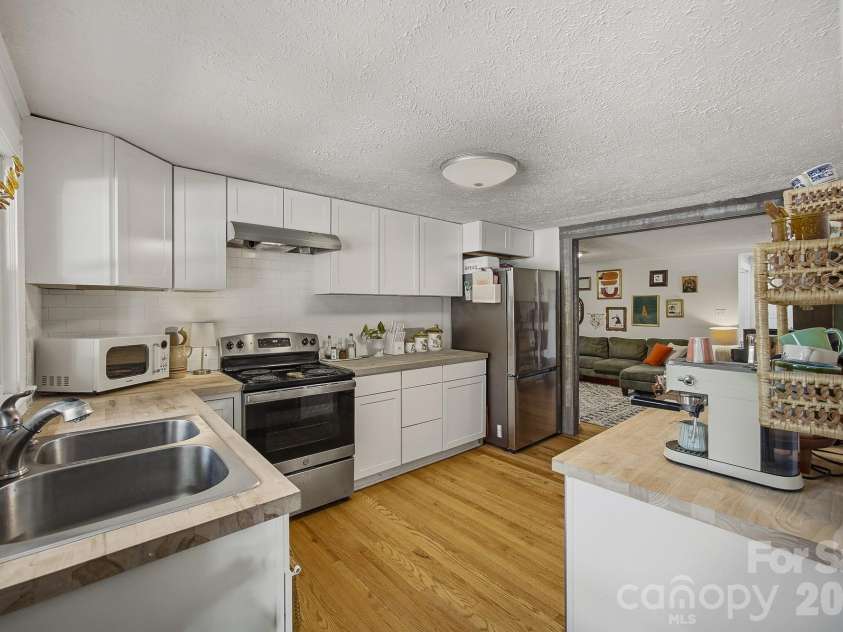 2143 Haven Circle, Lenoir, NC 28645.  MLS# CAR4364098, YatesRealty ID 21569. 