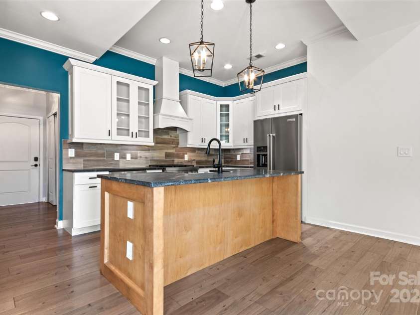 4759 Polo Gate Boulevard, Charlotte, NC 28216.  MLS# CAR4181175, YatesRealty ID 2157. Kitchen