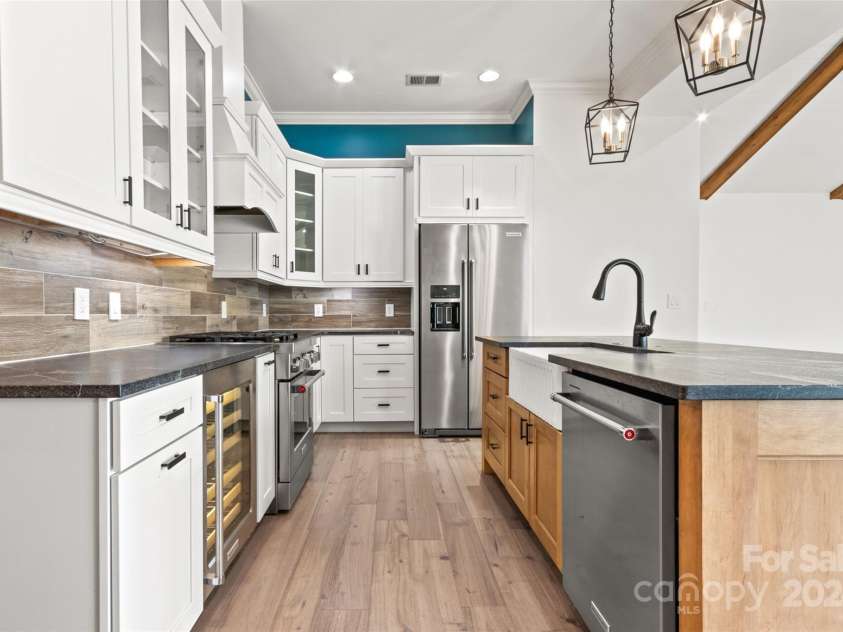 4759 Polo Gate Boulevard, Charlotte, NC 28216.  MLS# CAR4181175, YatesRealty ID 2157. Kitchen