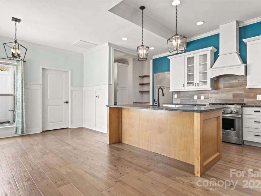 4759 Polo Gate Boulevard, Charlotte, NC 28216.  MLS# CAR4181175, YatesRealty ID 2157. Kitchen and dining area