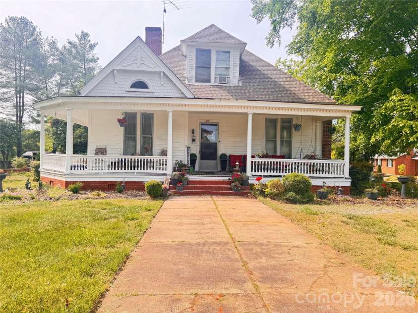 427 Davie Avenue, Statesville, NC 28677.  MLS# CAR4372955, YatesRealty ID 21573. 