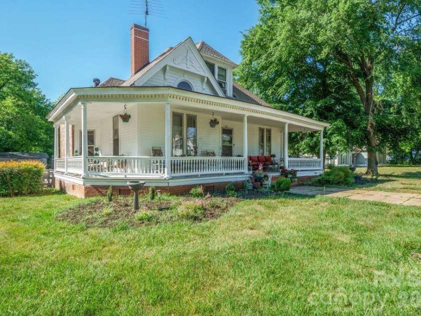 427 Davie Avenue, Statesville, NC 28677.  MLS# CAR4372955, YatesRealty ID 21573. 