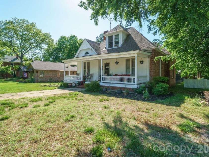 427 Davie Avenue, Statesville, NC 28677.  MLS# CAR4372955, YatesRealty ID 21573. 