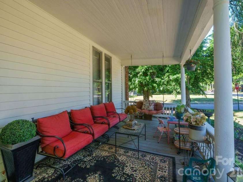 427 Davie Avenue, Statesville, NC 28677.  MLS# CAR4372955, YatesRealty ID 21573. 