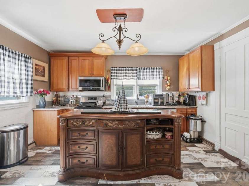 427 Davie Avenue, Statesville, NC 28677.  MLS# CAR4372955, YatesRealty ID 21573. 