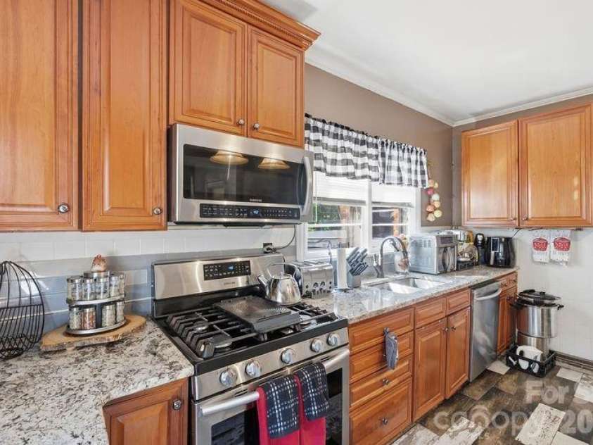 427 Davie Avenue, Statesville, NC 28677.  MLS# CAR4372955, YatesRealty ID 21573. 
