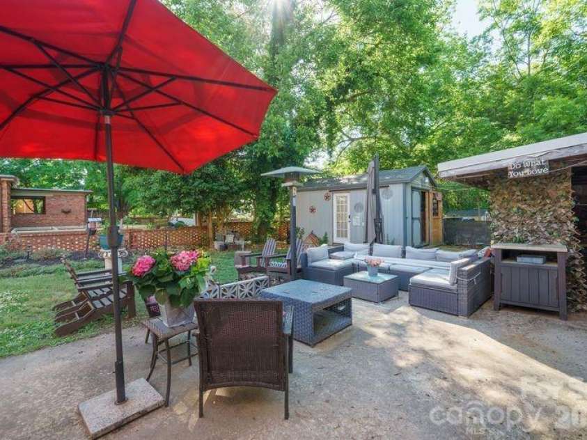 427 Davie Avenue, Statesville, NC 28677.  MLS# CAR4372955, YatesRealty ID 21573. 