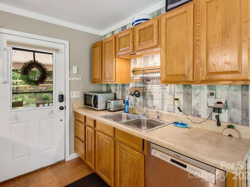 37 Poplar Drive, Rosman, NC 28772.  MLS# CAR4270053, YatesRealty ID 21574. 