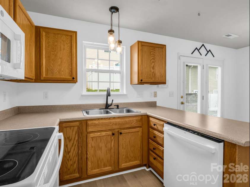 64 Lanceford Circle, Fletcher, NC 28732.  MLS# CAR4374412, YatesRealty ID 21576. Lots or countertop space
