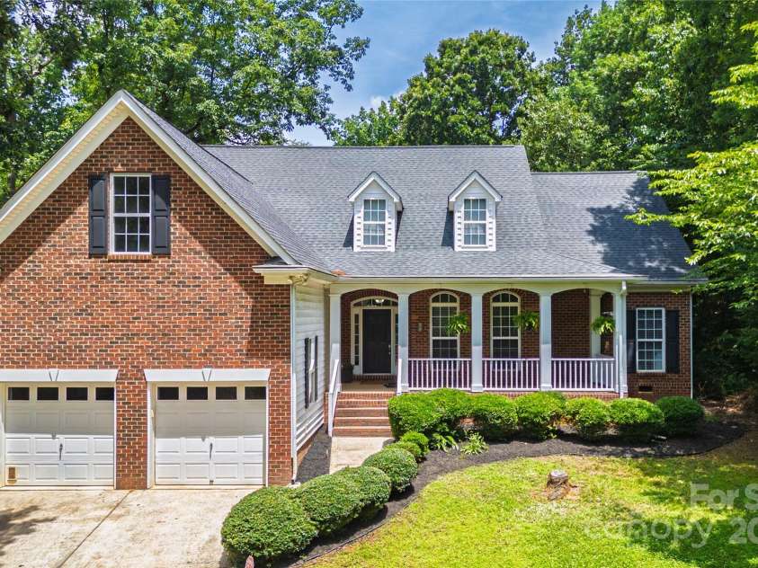 4605 Sarandon Court, Charlotte, NC 28215.  MLS# CAR4270506, YatesRealty ID 21577. 4605 Sarandon Ct