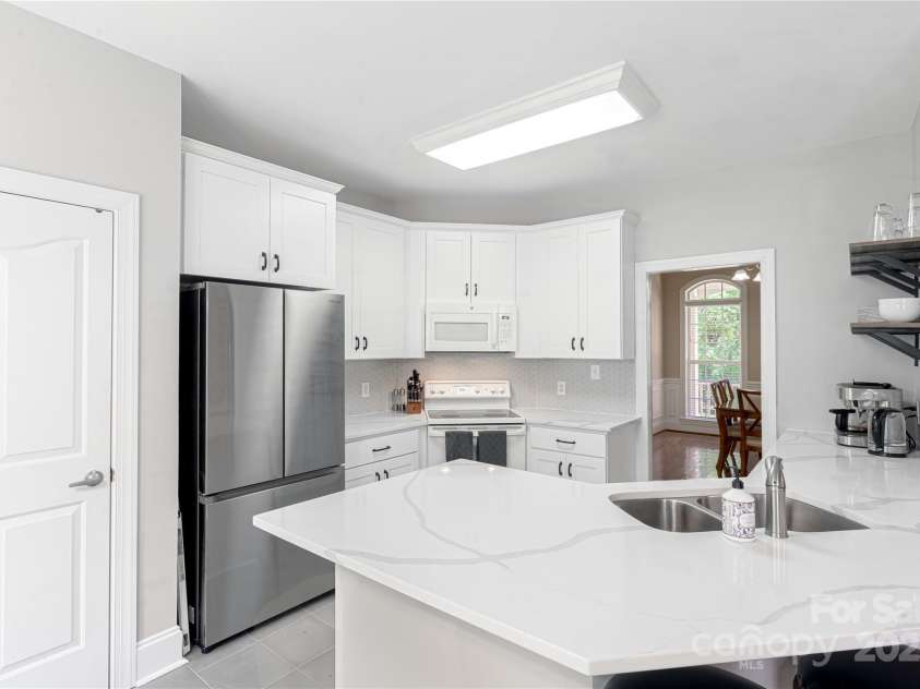 4605 Sarandon Court, Charlotte, NC 28215.  MLS# CAR4270506, YatesRealty ID 21577. 