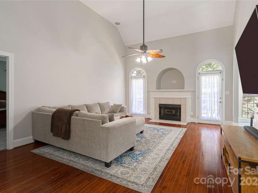 4605 Sarandon Court, Charlotte, NC 28215.  MLS# CAR4270506, YatesRealty ID 21577. Great Room/Living Room