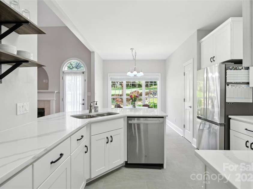 4605 Sarandon Court, Charlotte, NC 28215.  MLS# CAR4270506, YatesRealty ID 21577. KITCHEN