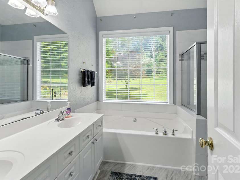4605 Sarandon Court, Charlotte, NC 28215.  MLS# CAR4270506, YatesRealty ID 21577. Primary Bathroom