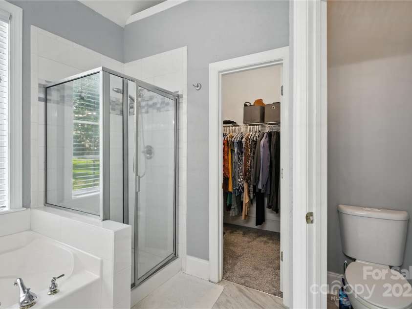 4605 Sarandon Court, Charlotte, NC 28215.  MLS# CAR4270506, YatesRealty ID 21577. Primary Bathroom