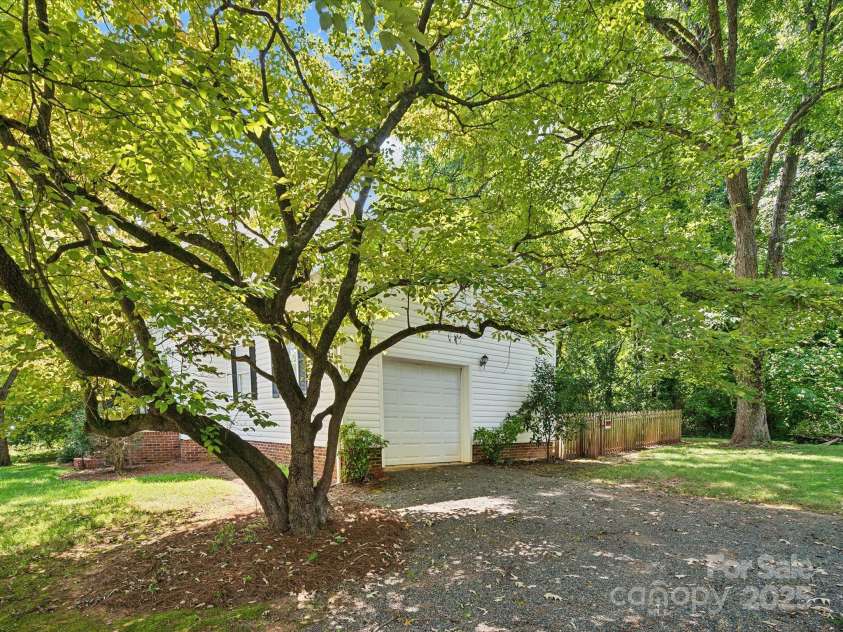 5828 Wilora Lake Road, Charlotte, NC 28212.  MLS# CAR4272574, YatesRealty ID 21579. 