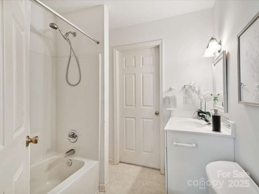 5828 Wilora Lake Road, Charlotte, NC 28212.  MLS# CAR4272574, YatesRealty ID 21579. 