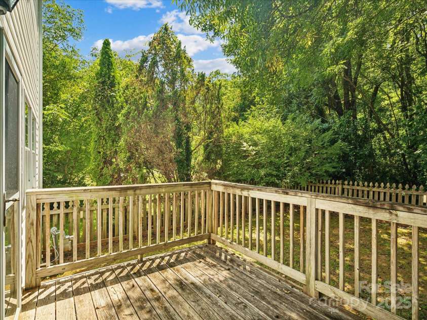 5828 Wilora Lake Road, Charlotte, NC 28212.  MLS# CAR4272574, YatesRealty ID 21579. 